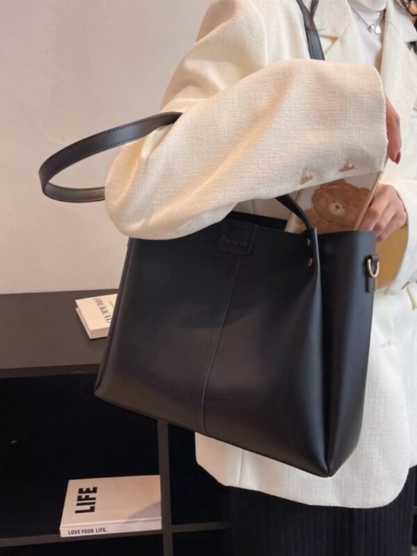 04aa3242-d400-4f43-b32b-87d5b6227e79-Max-Origin.jpg Wide Strap Shoulder Bag